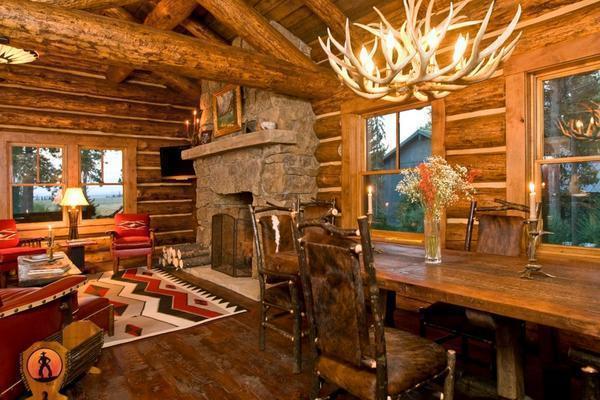 Для того чтобы гостиная в кантри стиле была уютной и атмосферной, дизайнеры рекомендуют подбирать мебельный гарнитур, который изготавливается из натурального дерева
