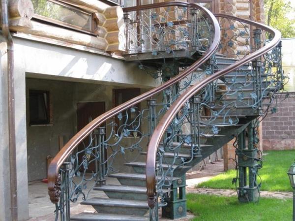 Красиво и изысканно будет смотреться в загородном доме металлическая лестница с кованными перилами