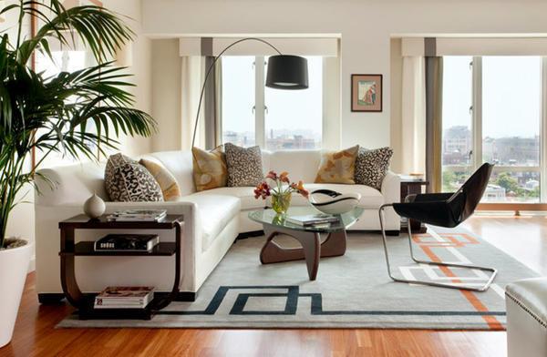 Обязательными элементами современной гостиной являются угловой диван, удобное кресло и стильные элементы декора