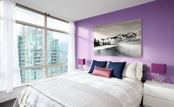 Для спальной комнаты следует подбирать нейтральные оттенки, при этом одну стену можно украсить яркими обоями и декором