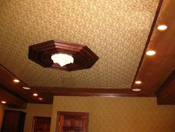 В настоящее время становятся популярными тканевые потолки