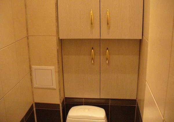 Стильно спрятать коммуникации в ванной можно при помощи гипсокартонного короба и красивых декоративных дверей небольшого размера