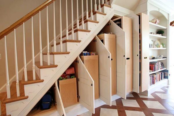 Чтобы максимально заполнить пространство под лестницей мебелью, следует выбирать модели разных размеров 