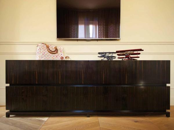 Длинный комод с ящиками – традиционный для многих потребителей предмет мебели, который позволяет хранить множество предметов домашнего обихода