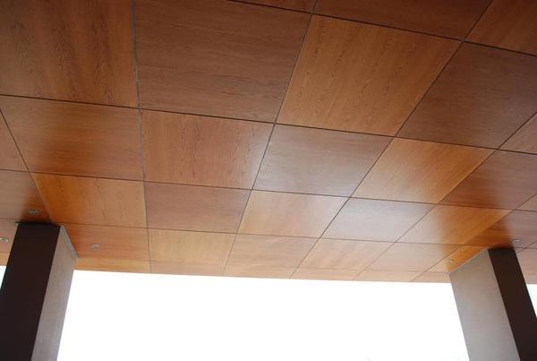 Шпонированные панели — наиболее удачный материал для отделки потолочного покрытия, так как он отличается особой прочностью и долговечностью