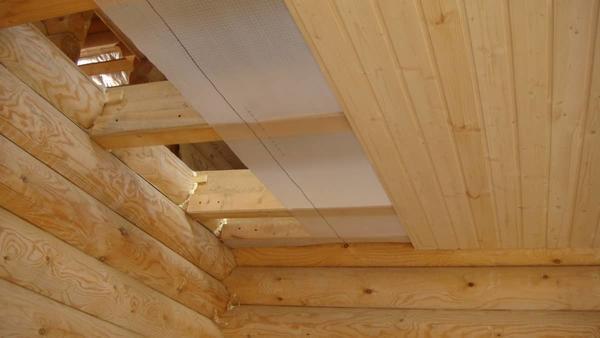 Каждый вид пароизоляции рассчитан под те или иные особенности деревянного потолка
