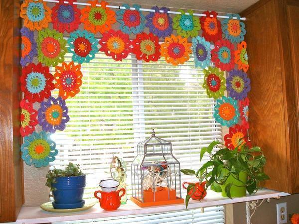 Вязанной шторой в стиле лоскутного шитья можно разнообразить оформление кухонного окна