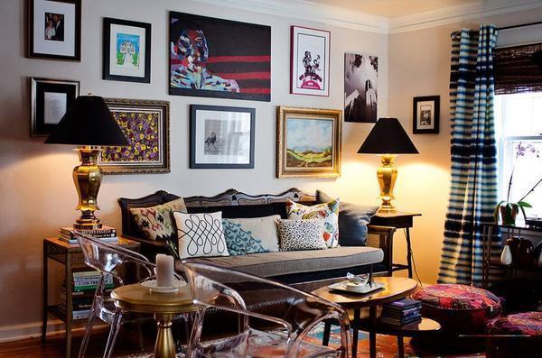 Излишнее декорирование гостиной может превратить ее в безвкусную и некрасивую комнату 