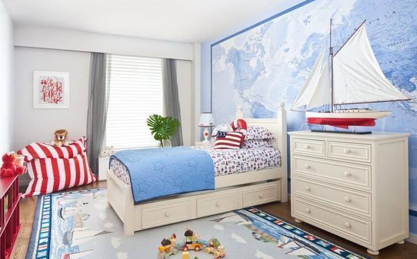 Комбинируя обои в детской комнате, можно придумать самые разнообразные варианты, например, поклеить на одну из стен обои в виде карты мира 