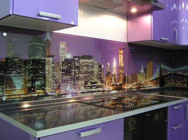 Фотообои на кухне с видом на ночной город позволят представить себе романтический ужин прямо на крыше многоэтажки 