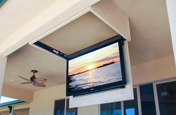 Выдвижной кронштейн отлично подойдет для крепления телевизора даже на гипсокартоновом потолке