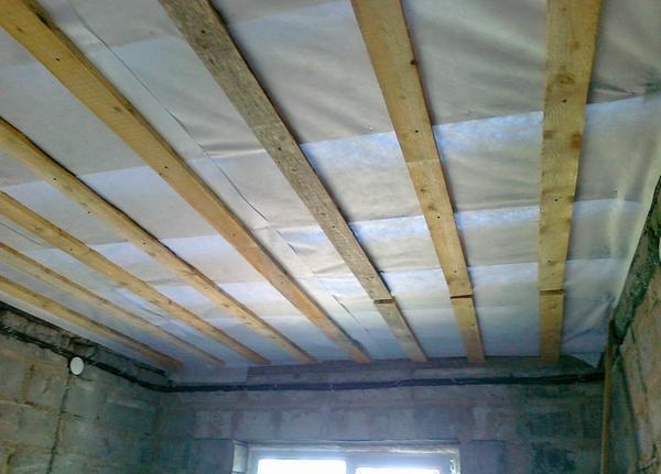 Приклеить гипсокартон к потолку можно, если поверхность изготовлена из лиственницы. Этот материал является прочным и не поддается деформации с течением времени