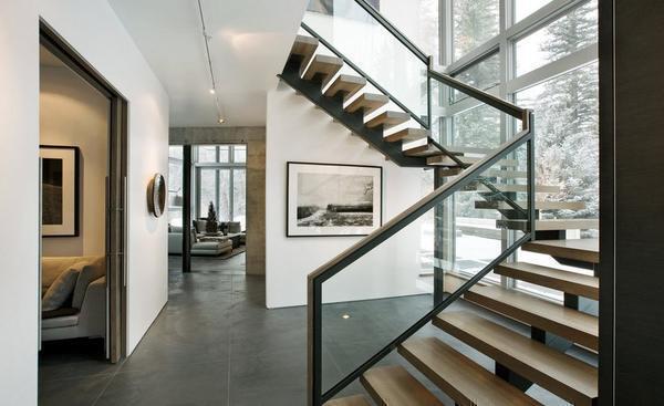Изысканная деревянная лестница не только украсит дизайн, но и станет ярким акцентом в интерьере помещения