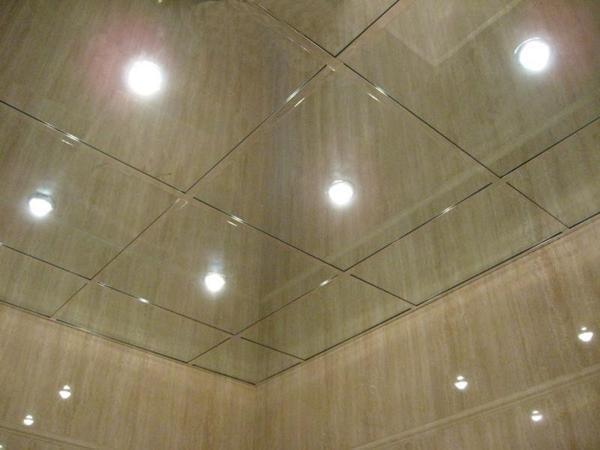 Светоотражающие подвесные потолки зачастую используют для ванных комнат. Кроме того, они способны визуально расширить пространство 