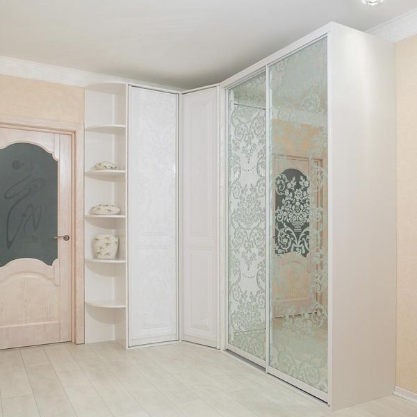  Угловой шкаф-купе с зеркальной поверхностью - наиболее популярная модель на мебельном рынке
