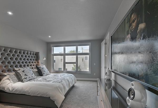 Серый матовый потолок - идеальное решение для отделки спальной комнаты, т.к. он создает спокойную, умиротворяющую атмосферу