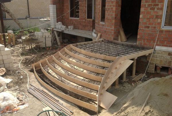 Чтобы соорудить уличную лестницу из железобетона, первым делом следует построить деревянный каркас 