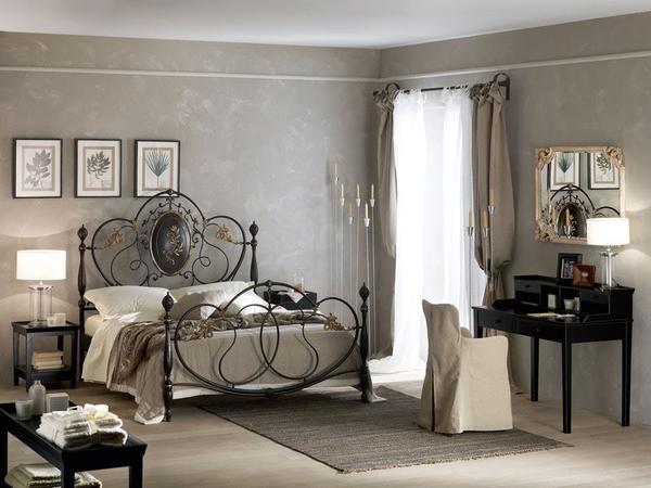 Красивая кровать с оригинальной кованой спинкой создаст уютную и незабываемую атмосферу в спальной комнате