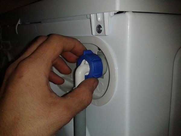 Подключение стиральной машины - процесс несложный, поэтому выполнить его можно своими руками