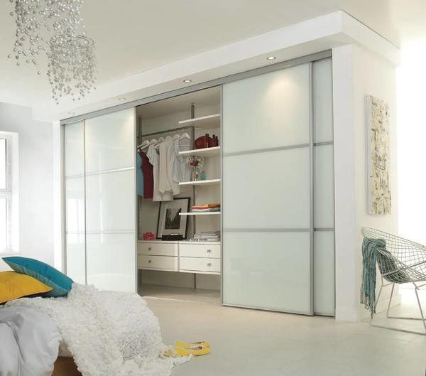 Встроенный шкаф поможет сэкономить пространство в комнате и спрячет достаточно большое количество вещей