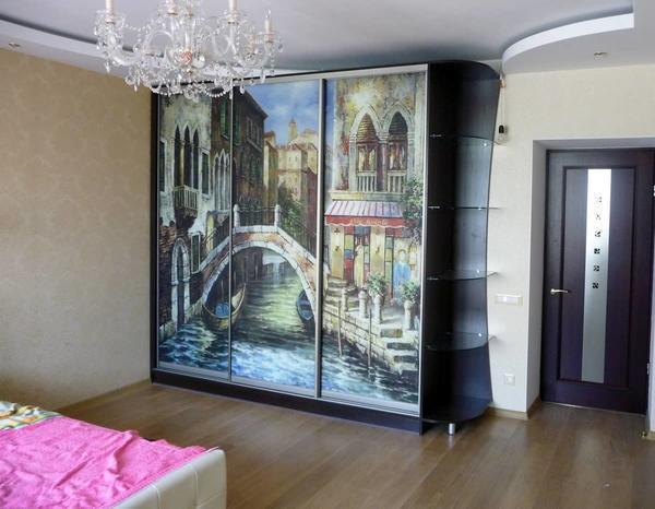 Красиво и стильно украсить интерьер спальной комнаты можно при помощи шкафа-купе с фотопечатью