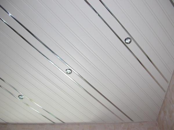 Металлические панели «Cesal» являются быстрым и удобным вариантом оформления потолка в помещениях различного назначения
