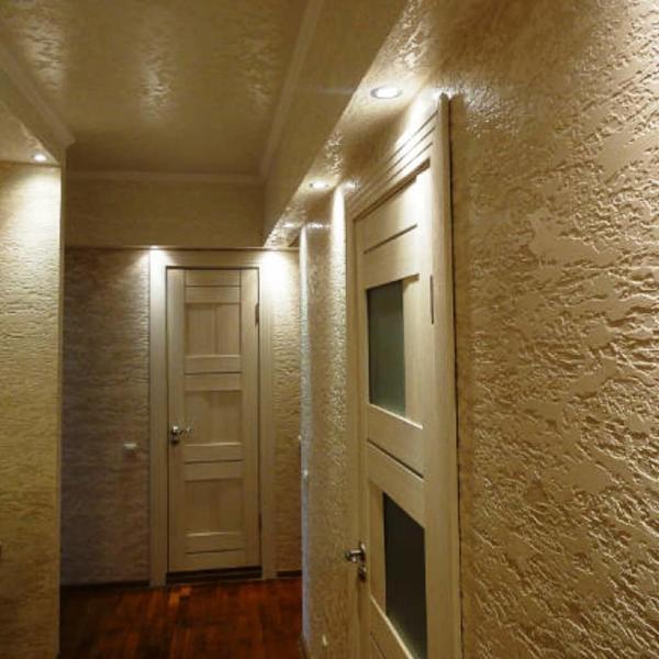 Простым, красивым и сравнительно недорогим вариантом для отделки потолка в коридоре является декоративная штукатурка