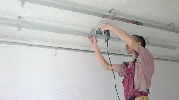 Так как монтаж потолка из гипсокартона не требует использования специального оборудования, при необходимости его можно выполнить своими руками