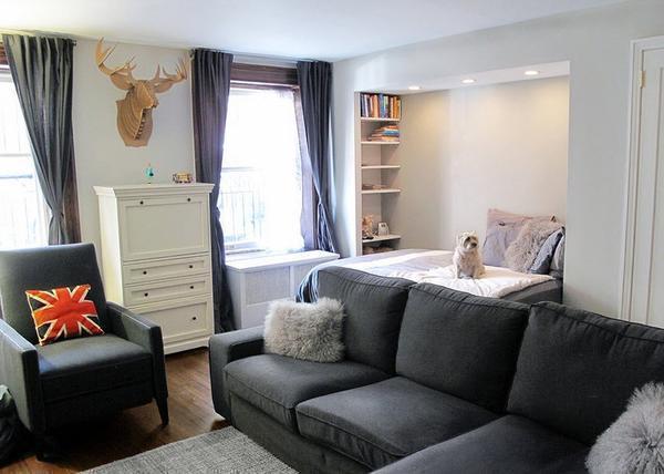 Для небольшой гостиной дизайнеры рекомендуют выбирать узкий компактный диван со спальным местом