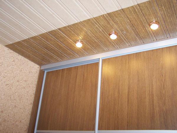Реечный потолок с деревянной фактурой отлично смотрится в сочетании со встроенными светильниками в классическом интерьере 