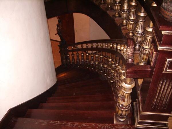 Красивая элитная деревянная лестница не только украсит помещение, но и сделает его интерьер более изысканным 