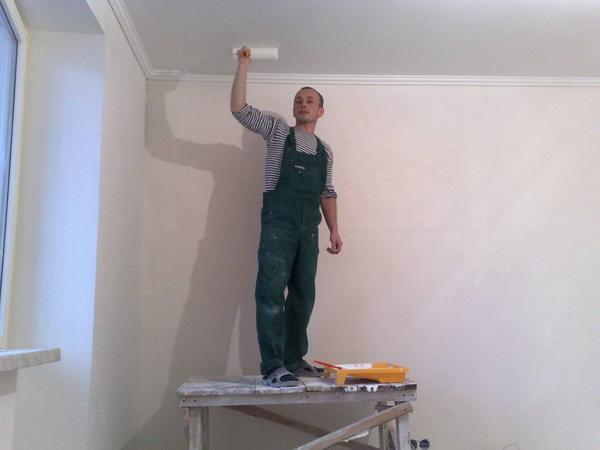 Перед оклеиванием потолка плиткой необходимо убрать старую побелку или краску