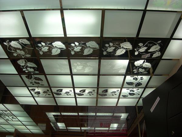 Используя дизайнерские плиты потолка Амстронг, можно обычное помещение превратить в креативное и при этом с минимальными затратами