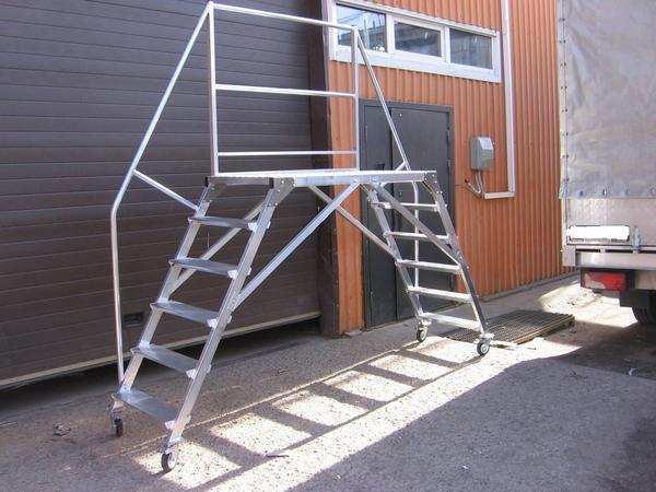 Профессиональные универсальные лестницы снабжены колесиками для удобства 