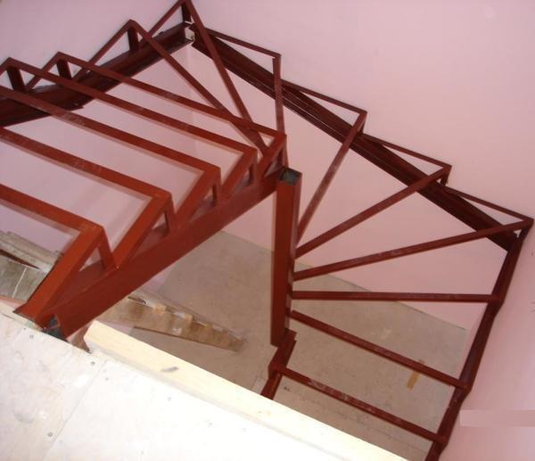 Металлическая лестница с забежными ступенями очень украшает общий дизайн помещения