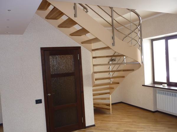 Лестницы с гнутыми тетивами обладают отличными эстетическими качествами, благодаря чему существенно улучшают внешний вид интерьера