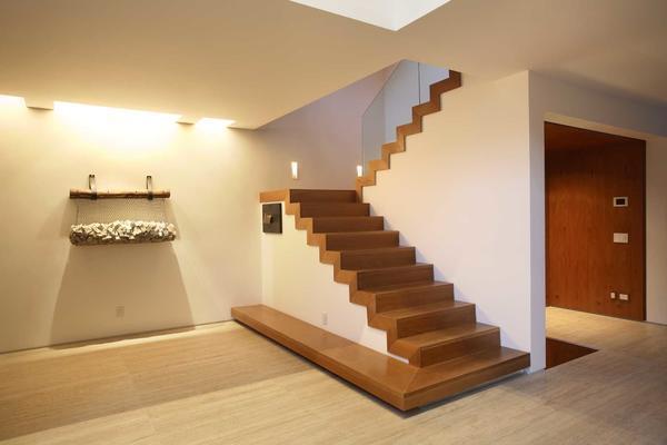 Для лестниц в деревянном доме можно использовать разные виды материалов