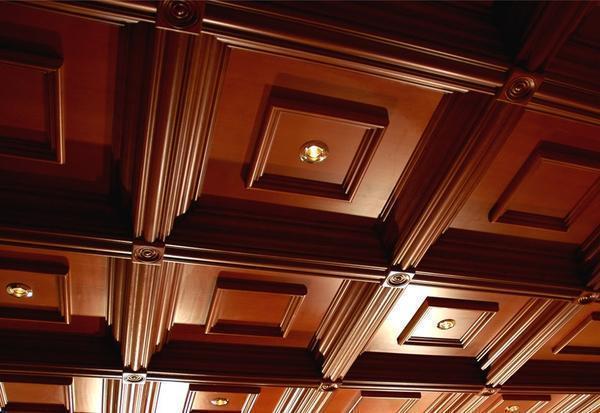 Потолок в деревянном доме можно отделать панелями, выполненными из массива натурального дерева