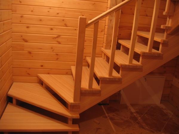 Чтобы деревянная лестница прослужила дольше, ее нужно покрыть слоем лака 