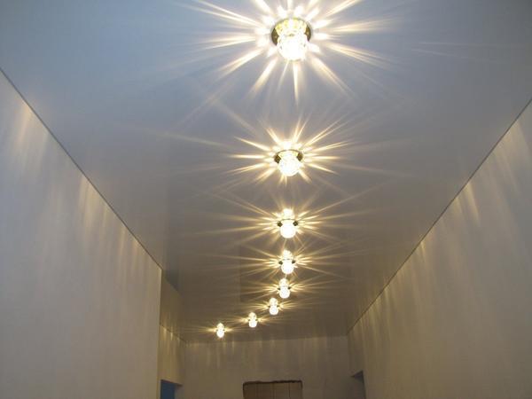Если прихожая длинная, то осветительные приборы следует устанавливать вдоль всего потолка 