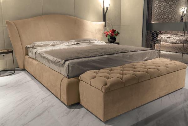 Чтобы интерьер спальни смотрелся гармонично, цвет банкетки и кровати должны быть одинаковыми 
