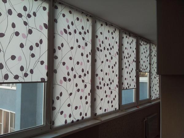 Рулонные шторы отлично защищают балкон от солнца
