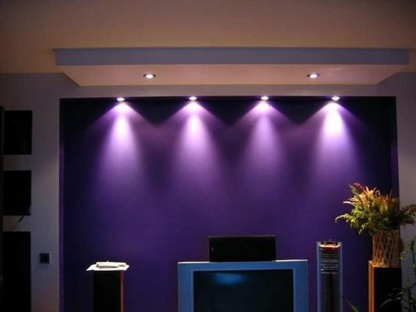 С помощью стильных темно-фиолетовых обоев можно превосходно зонировать помещение