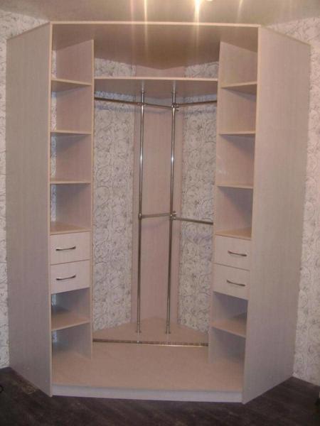 Для экономии пространства в спальной комнате можно использовать угловой шкаф-купе