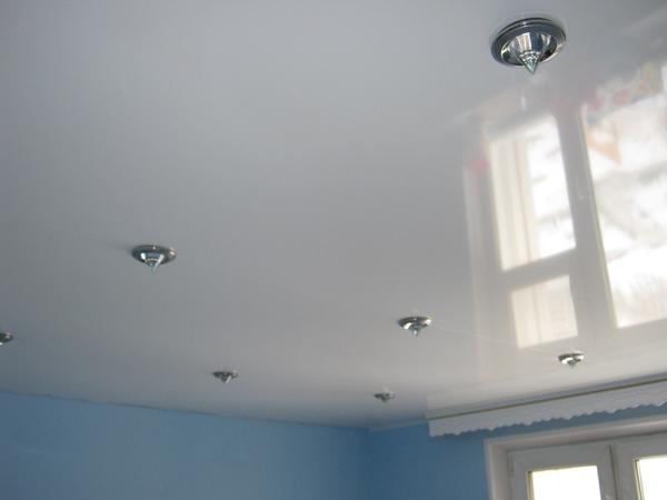 Иногда, даже самый простой натяжной потолок способен украсить комнату, главное — правильный подбор цветовой гаммы 