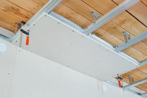 Основой подвесного потолка служит каркас, который крепится к потолочным перекрытиям