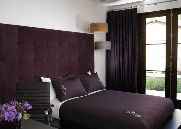 Фиолетовый цвет в сочетании с белым сделает спальную комнату изысканной и уютной