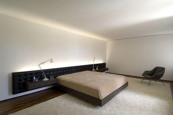 Спальню в стиле минимализм обставляют мебелью так, чтобы получить максимум свободного пространства