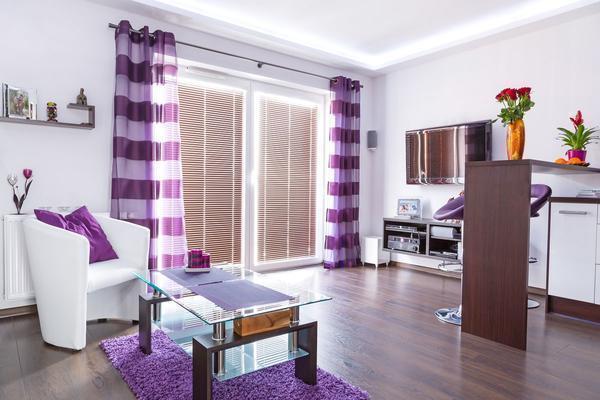 Для того чтобы гостиная выглядела органично и необычно, следует правильно сочетать цвета при оформлении помещения 
