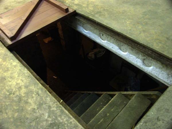 Подбирать и устанавливать лестницу в подвал гаража необходимо с учетом размера помещения